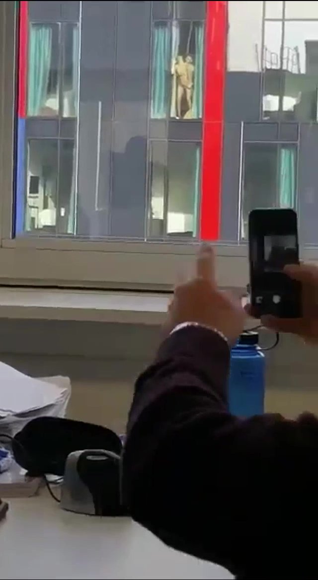对面情侣在窗边啪啪啪竟然不拉窗帘清晰看到女的胸贴着窗户摩擦